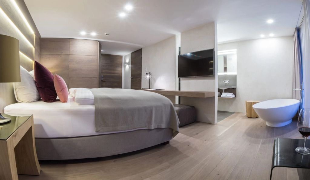 Gemütliches Doppelzimmer mit Flachbildfernseher und modernem Interieur.