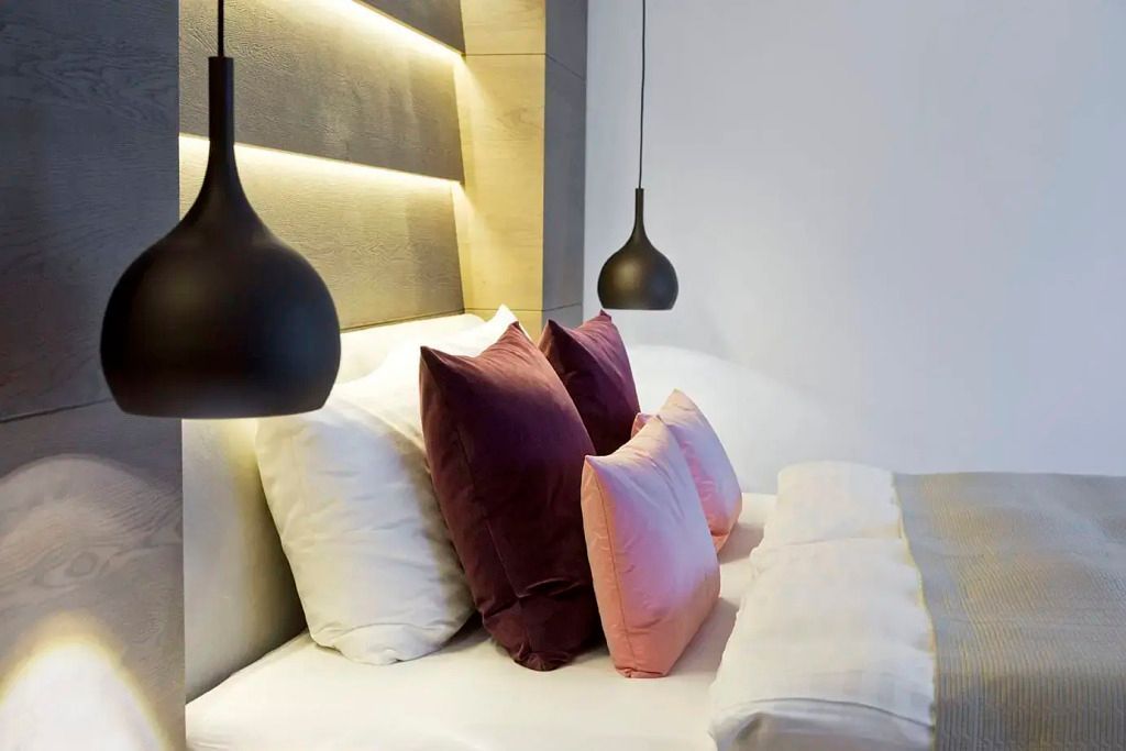 Helles Premium Doppelzimmer mit stilvoller Beleuchtung und bequemen Kissen