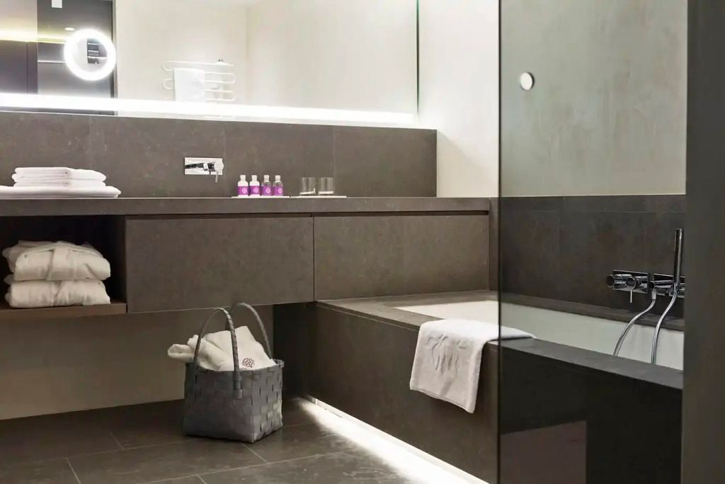 Modernes Badezimmer mit geradlinigem Design und hochwertigen Annehmlichkeiten