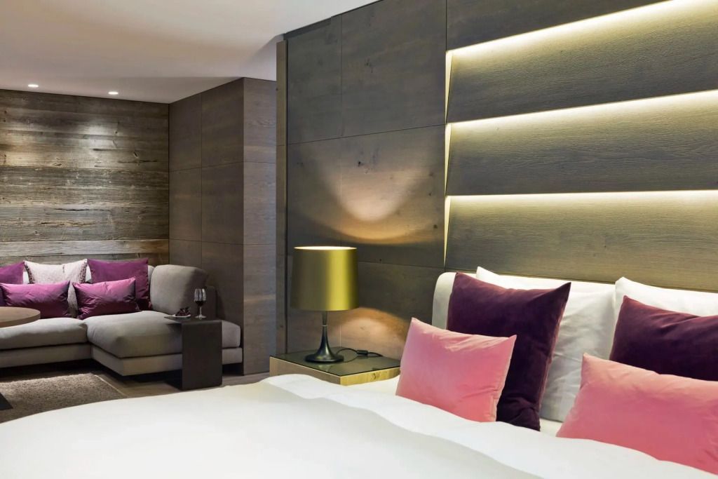 Elegantes Hotelzimmer mit Doppelbett und modernen Akzenten