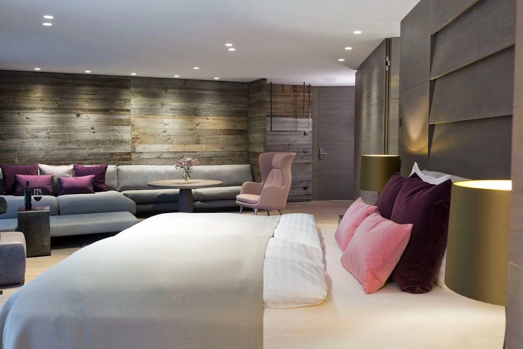 Geräumiges Hotelzimmer mit luxuriöser Bettwäsche und gemütlicher Sitzecke.
