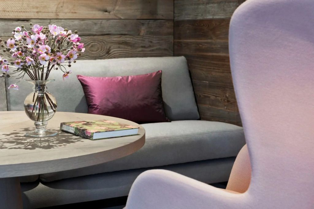 Detailaufnahme einer eleganten Sitzgruppe mit frischen Blumen und Dekor.