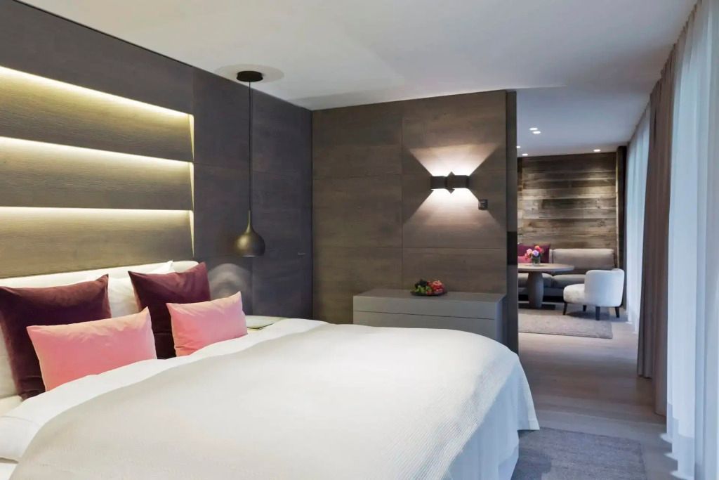 Luxuriöse Prestige Suite mit modernem Dekor und gemütlicher Beleuchtung