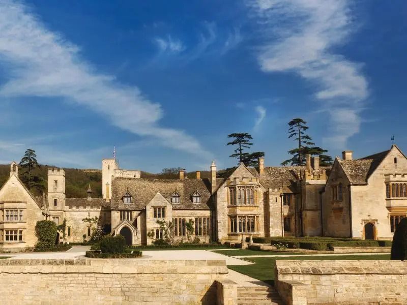 Historische Architektur des Ellenborough Park mit blauen Himmel