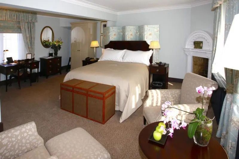 Gemütliches Doppelzimmer im Ellenborough Park mit Doppelbett und eleganter Einrichtung