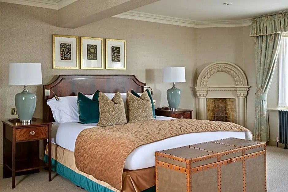 Elegantes Deluxe-Zimmer mit luxuriösem Bett und klassischem Dekor