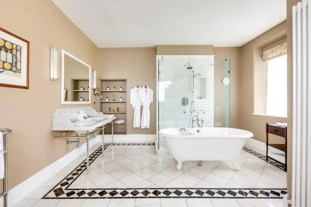 Luxuriöses Badezimmer mit freistehender Badewanne und eleganten Details