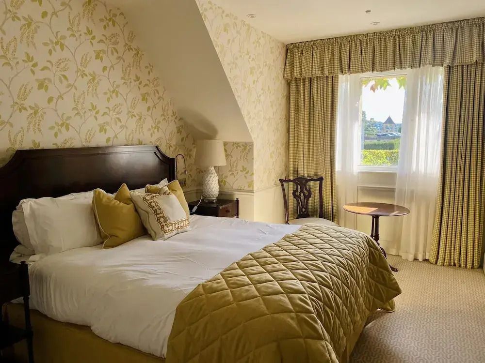 Gemütliches Doppelzimmer mit elegantem Dekor und Blick aus dem Fenster