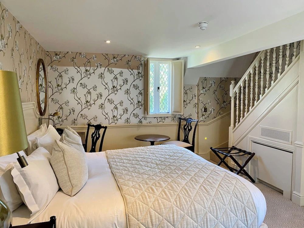 Geräumiges Zimmer mit eleganter Treppe und klassischem Dekor