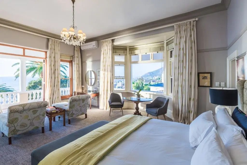 Luxuriöses Hotelzimmer mit Meerblick und eleganter Einrichtung.
