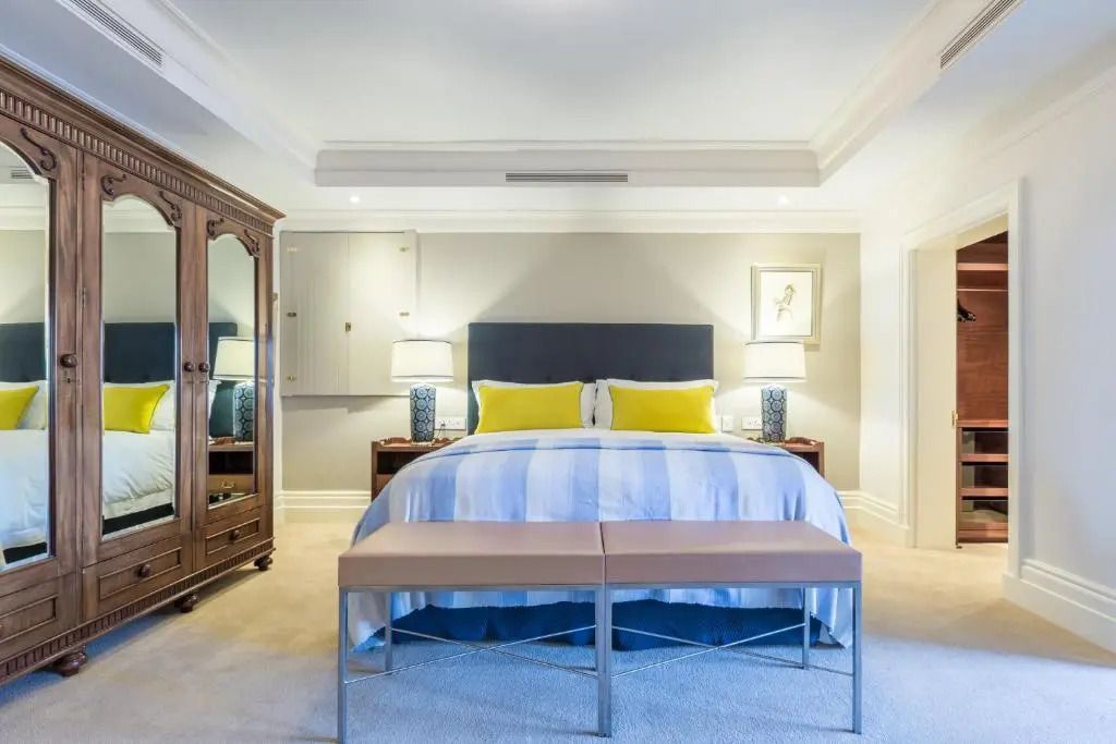 Großzügiges Deluxe Doppelzimmer mit stilvollem Dekor und gemütlicher Atmosphäre.