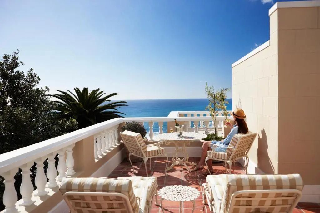 Private Terrasse mit herrlichem Meerblick und gemütlichen Sitzmöglichkeiten.