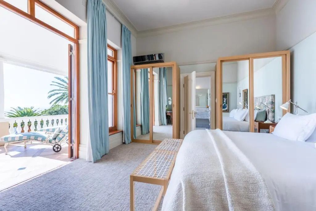 Geräumiges Zimmer mit Zugang zum Balkon und hellen Fenstern.