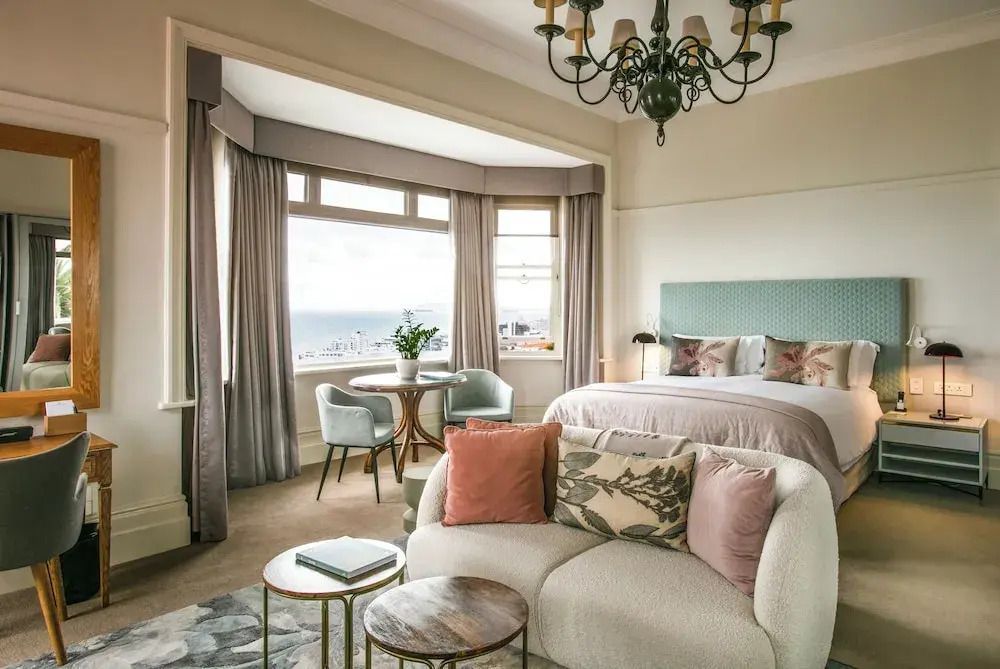 Luxuriöses Schlafzimmer mit Meerblick und eleganter Dekoration