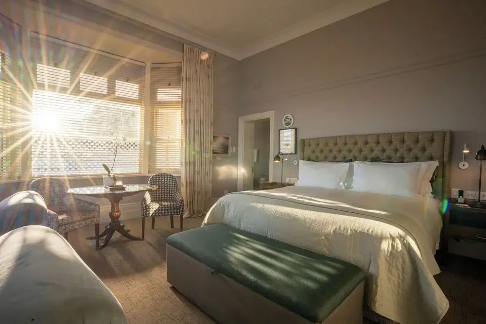 Geräumiges Zimmer mit warmem Licht und gemütlicher Sitzecke