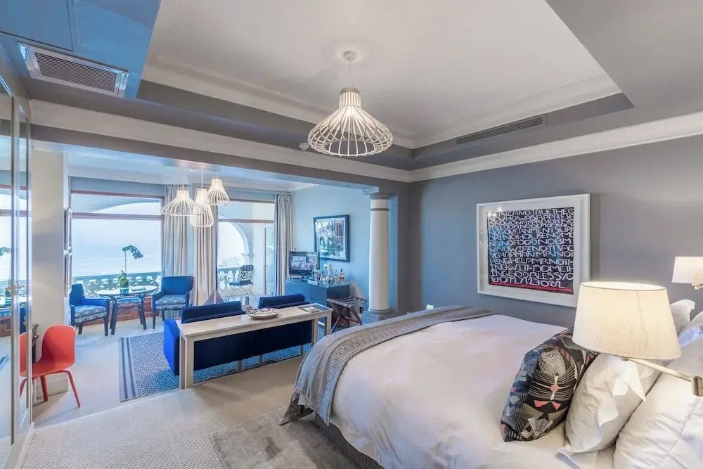 Modernes Schlafzimmer mit Meerblick und zeitgenössischer Kunst