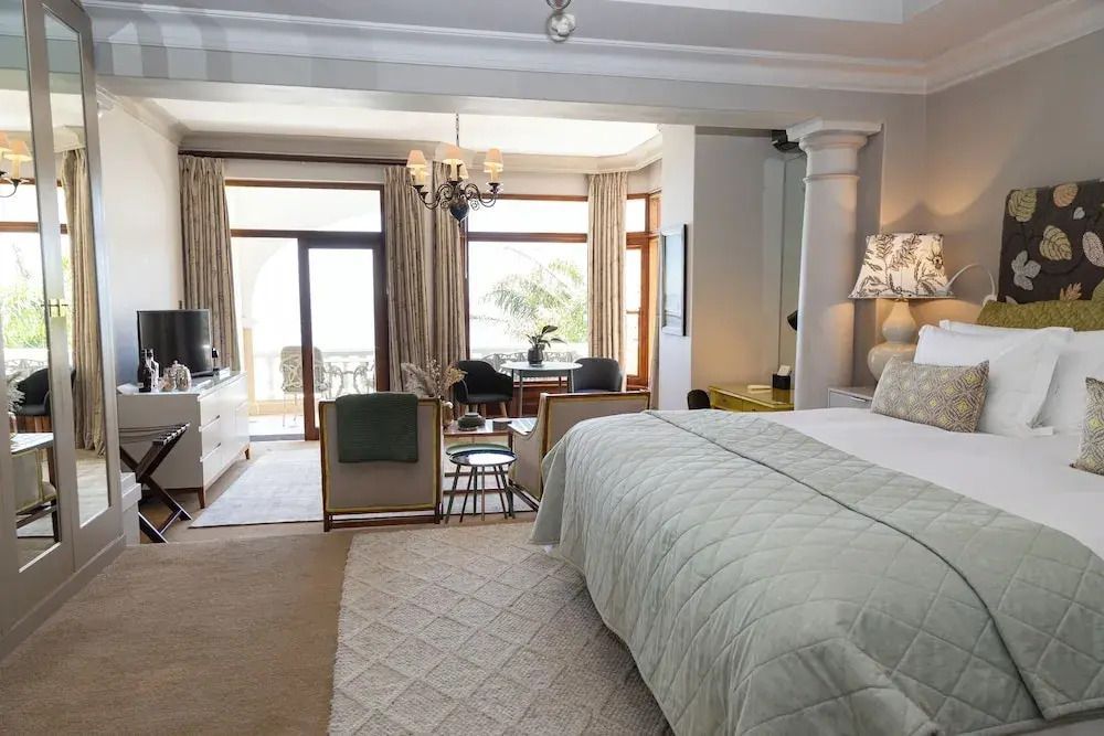 Exklusives Schlafzimmer mit Balkon und Blick auf die Natur
