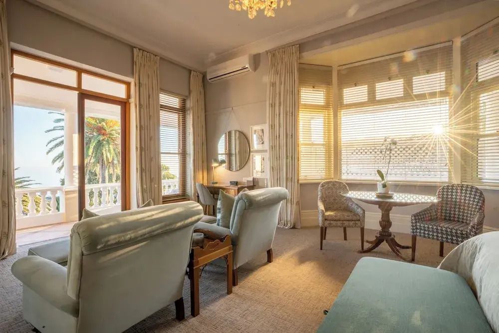 Gemütliches Zimmer mit Lichteinfall und klassischer Eleganz