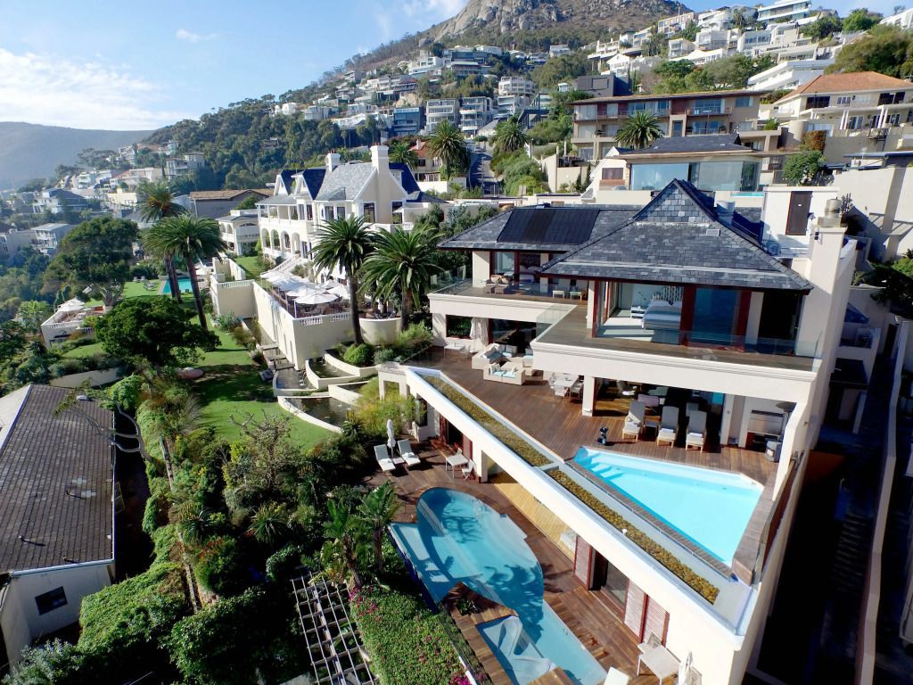 Panorama einer luxuriösen Hotelvilla auf einem Hügel mit Pool und Meerblick
