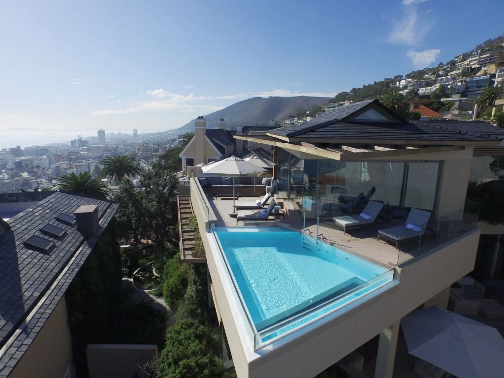 Luxuriöser Infinity-Pool mit atemberaubender Aussicht über Stadt und Meer