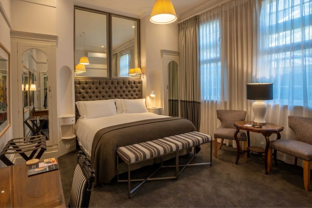 Elegantes Schlafzimmer mit Doppelbett und gepolstertem Kopfteil