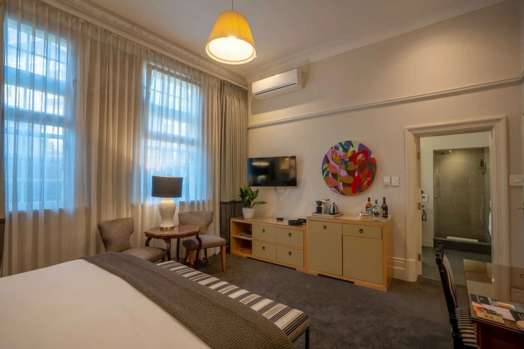 Sitzecke im Zimmer mit moderner Wandkunst und Fernseher