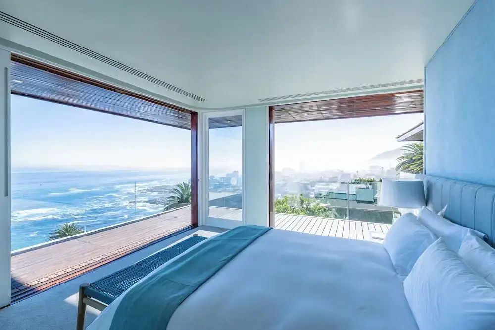 Geräumiges Zimmer mit Panoramafenstern und atemberaubendem Meerblick.