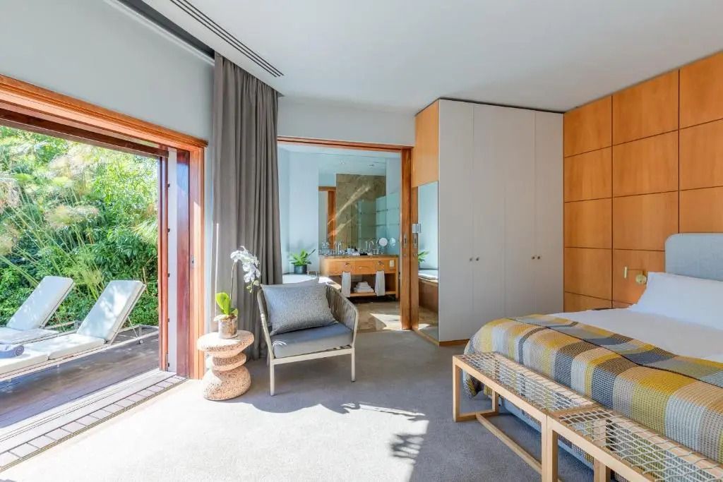 Helles Doppelzimmer mit Zugang zur Terrasse und Blick ins Badezimmer