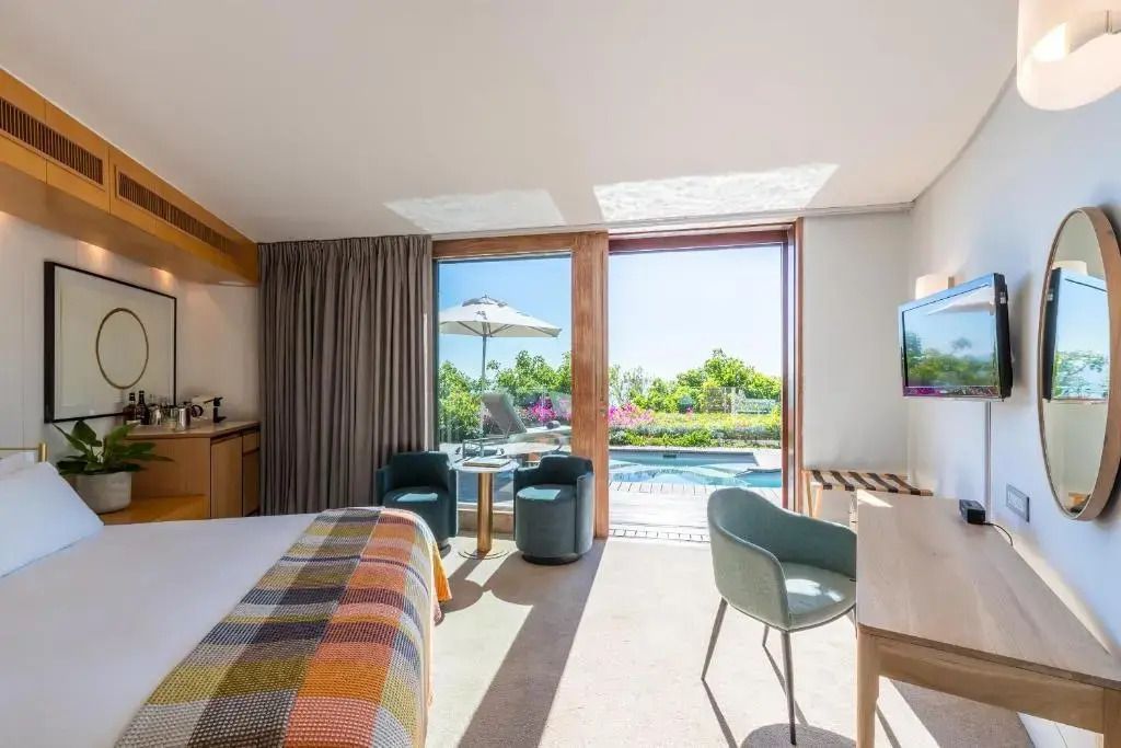 Zimmer mit Poolblick und Sitzbereich im Ellerman House
