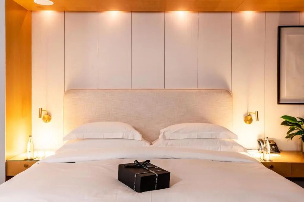Doppelbett mit dekorativem Geschenk auf der Bettdecke im Ellerman House