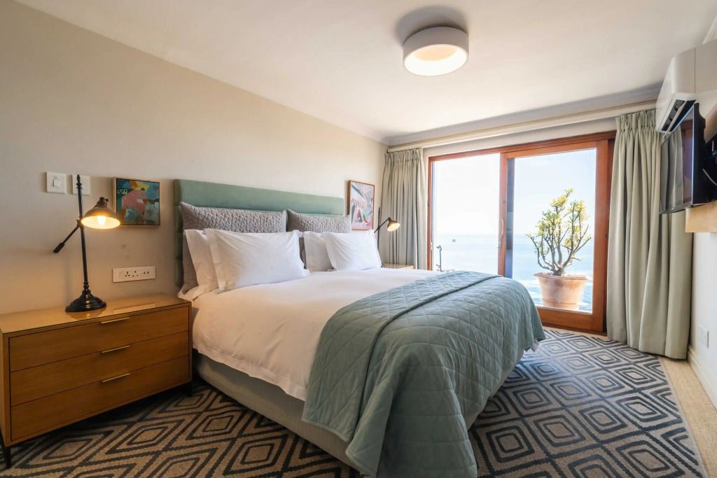 Elegante Suite mit Balkon und Panoramablick aufs Meer