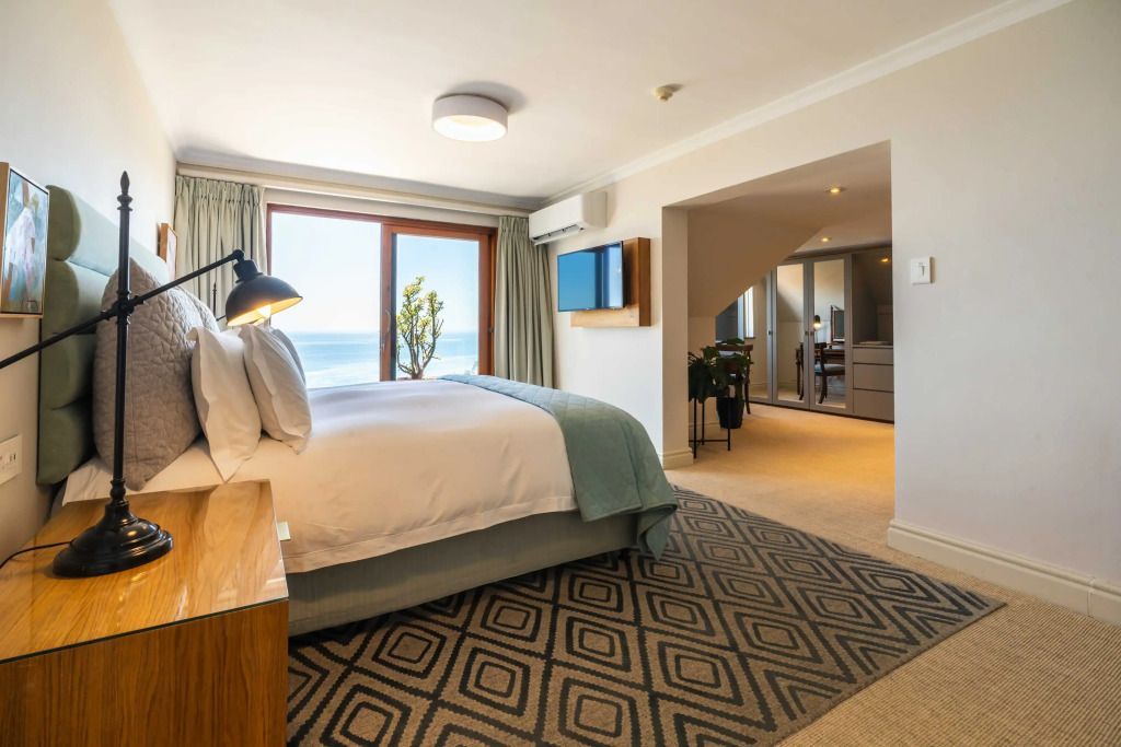 Großzügiges Schlafzimmer mit Blick auf das weite Meer