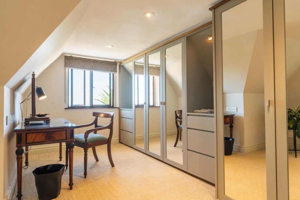 Heller Ankleidebereich in der Suite mit modernem Design