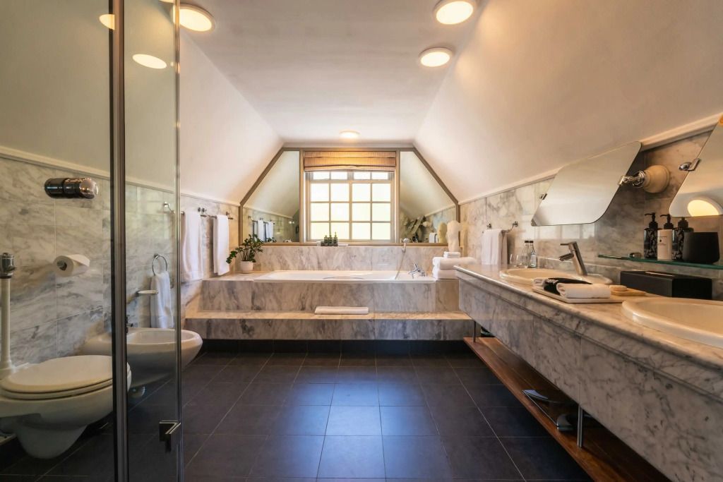 Luxuriöses Badezimmer mit Marmorakzenten und großer Badewanne