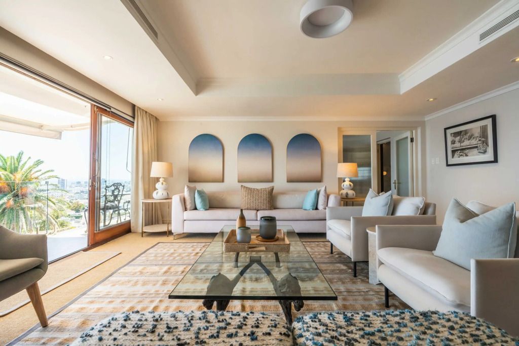Geräumiges Wohnzimmer der Suite mit stilvoller Einrichtung und Meerblick