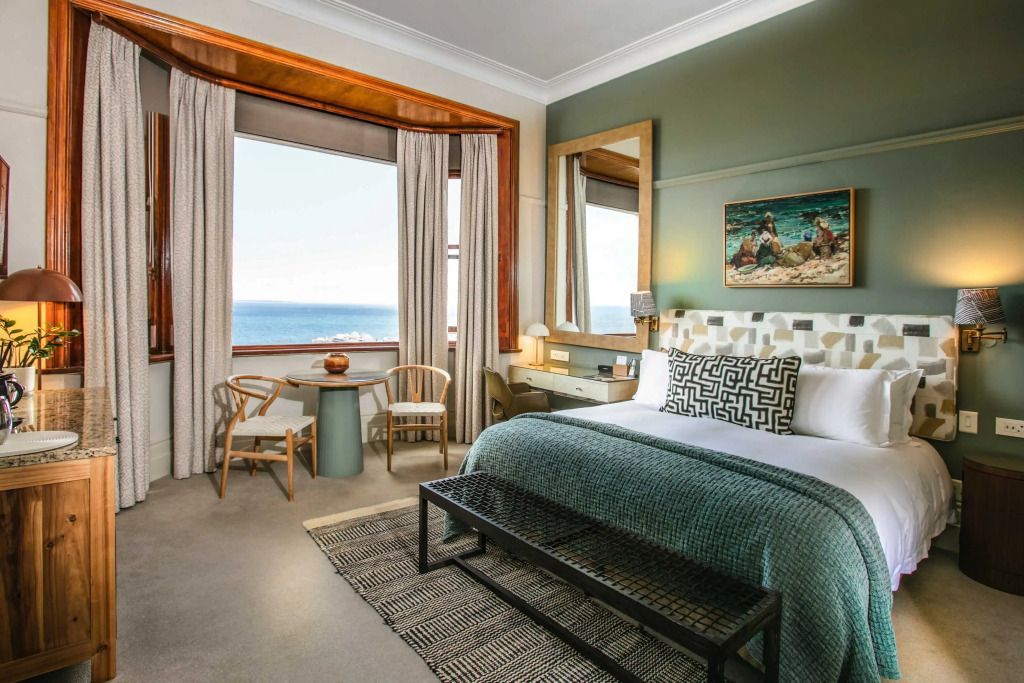 Geräumiges Zimmer mit Meerblick, modernem Dekor und gemütlicher Sitzecke.