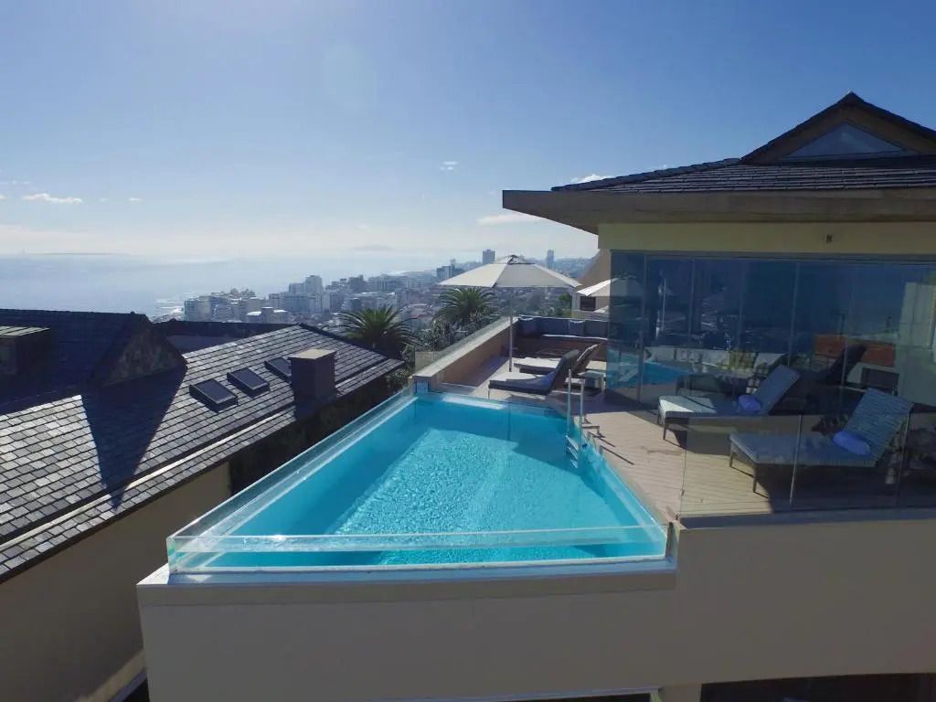 Infinity-Pool auf einer Terrasse mit Meerblick.