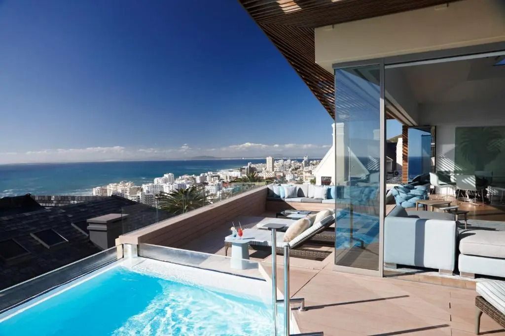Terrasse mit Whirlpool und Blick auf die Stadt und das Meer.