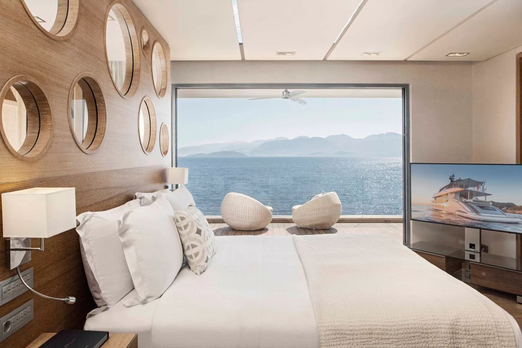 Schlafzimmer mit Panoramafenster und atemberaubender Aussicht auf das Meer.