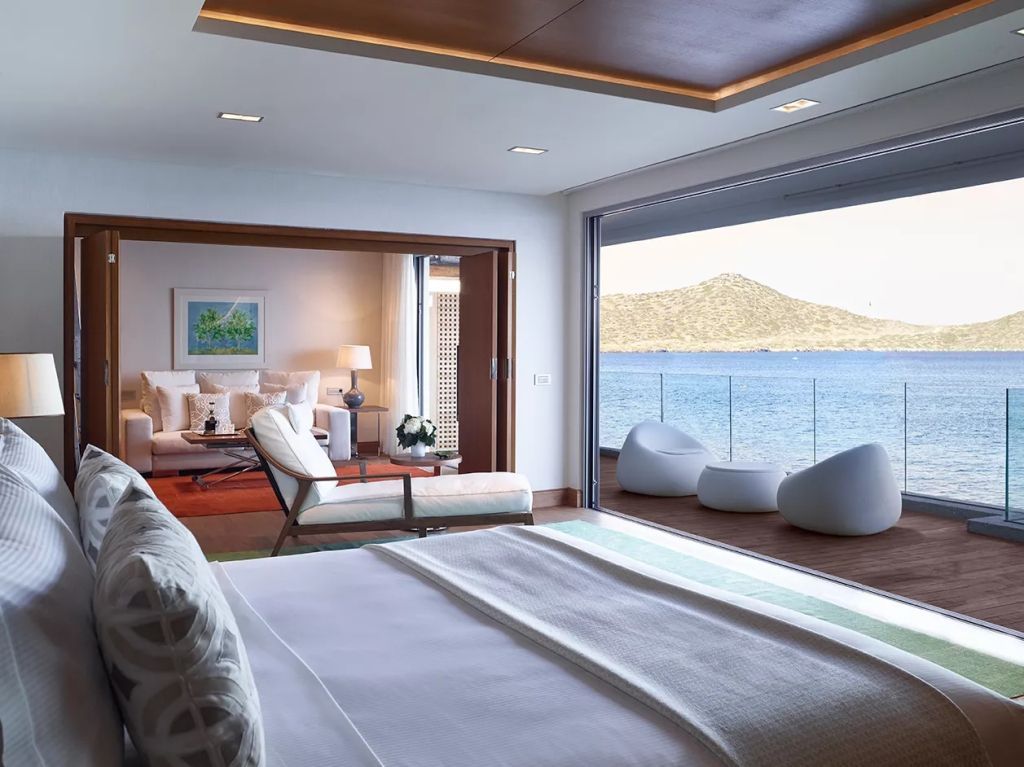 Luxuriöses Schlafzimmer mit Zugang zu einer Terrasse mit Meerblick.