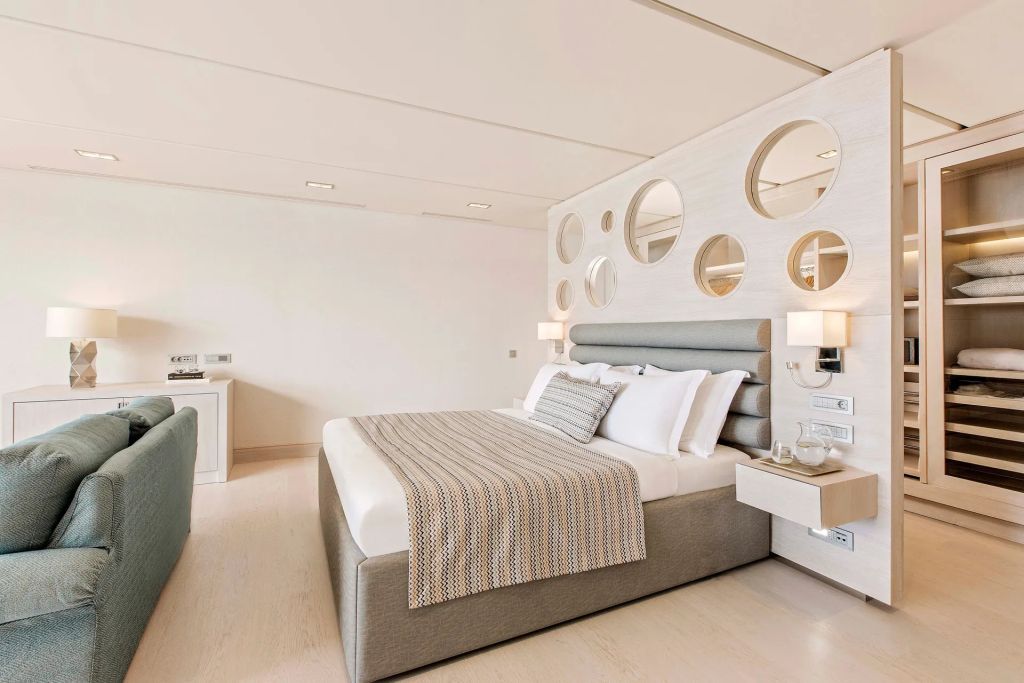 Elegantes Schlafzimmer mit modernem Design und stilvoller Wanddekoration in der Suite