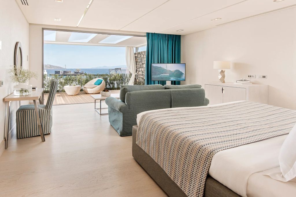 Luxuriöse Suite mit Meerblick, eleganter Einrichtung und Zugang zur Terrasse