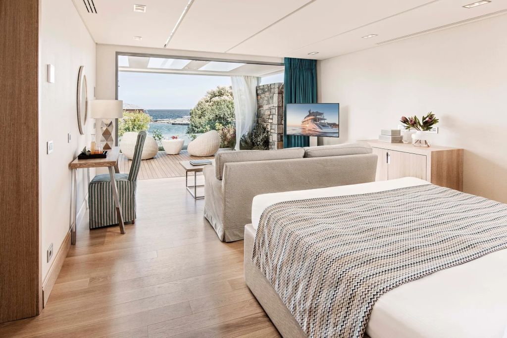 Helle Suite mit großem Fenster, Meerblick und geschmackvollem Interieur