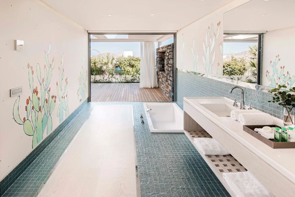 Modernes Badezimmer mit großer Dusche und Zugang zur Terrasse