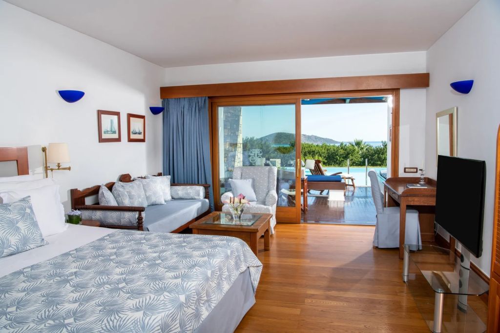 Gemütliches Zimmer mit Sofa und Blick auf die Terrasse sowie das Meer.