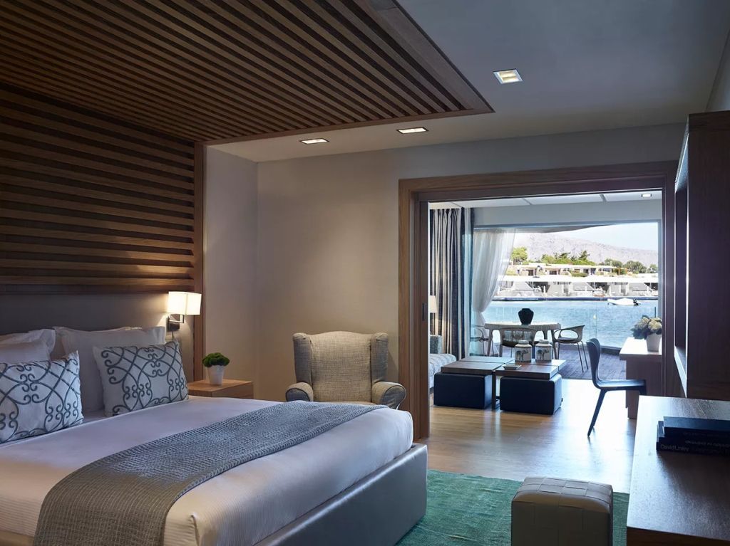 Luxuriöses Schlafzimmer mit Blick auf das Wasser. Moderne Einrichtung und entspannte Atmosphäre.