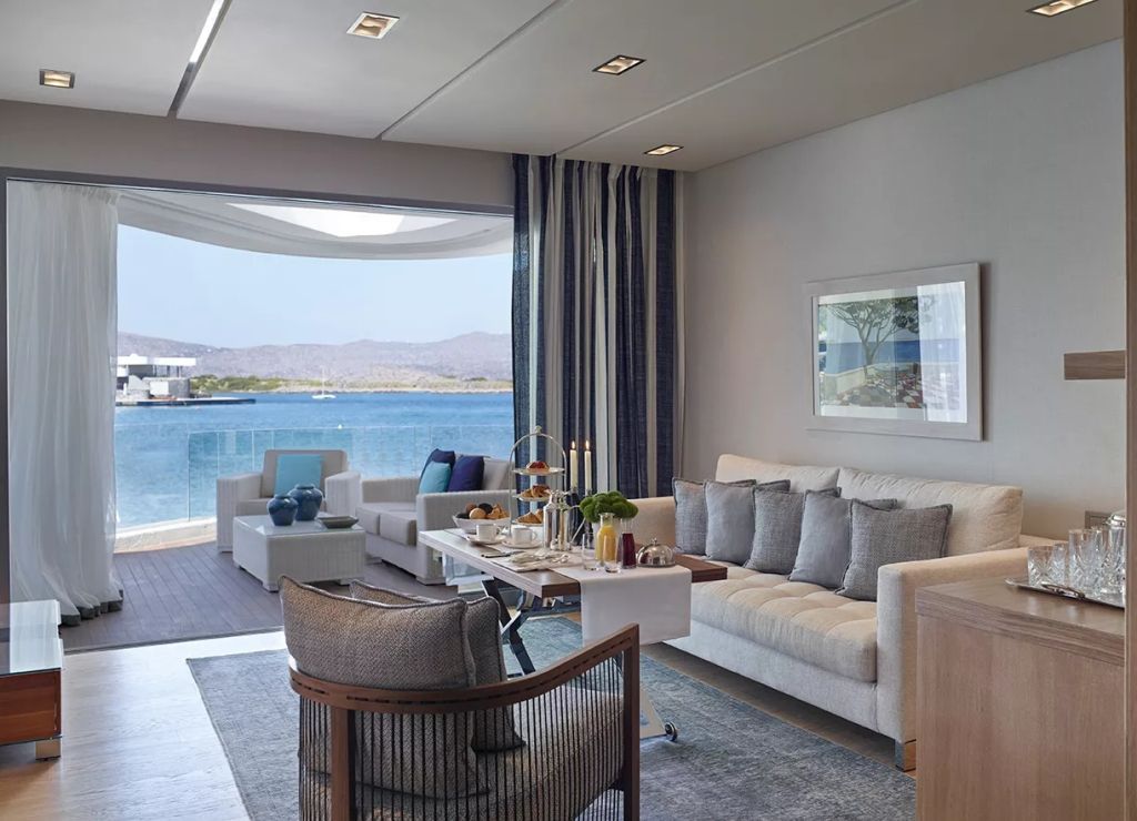Wohnbereich mit Panoramafenstern und Blick auf das Meer. Luxuriöses und einladendes Design.