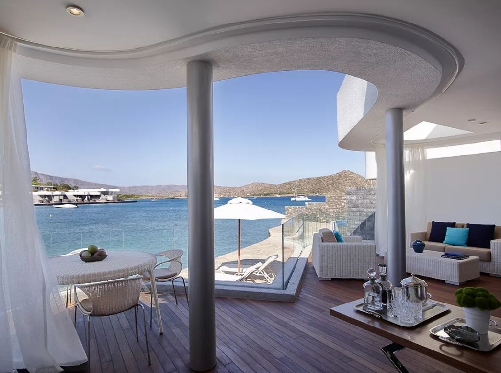 Terrasse mit Meerblick. Elegante Sitzgelegenheiten und stilvolles Design. Perfekt zum Entspannen.