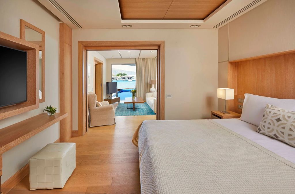 Geräumiges Zimmer mit Blick auf den privaten Pool und das Meer
