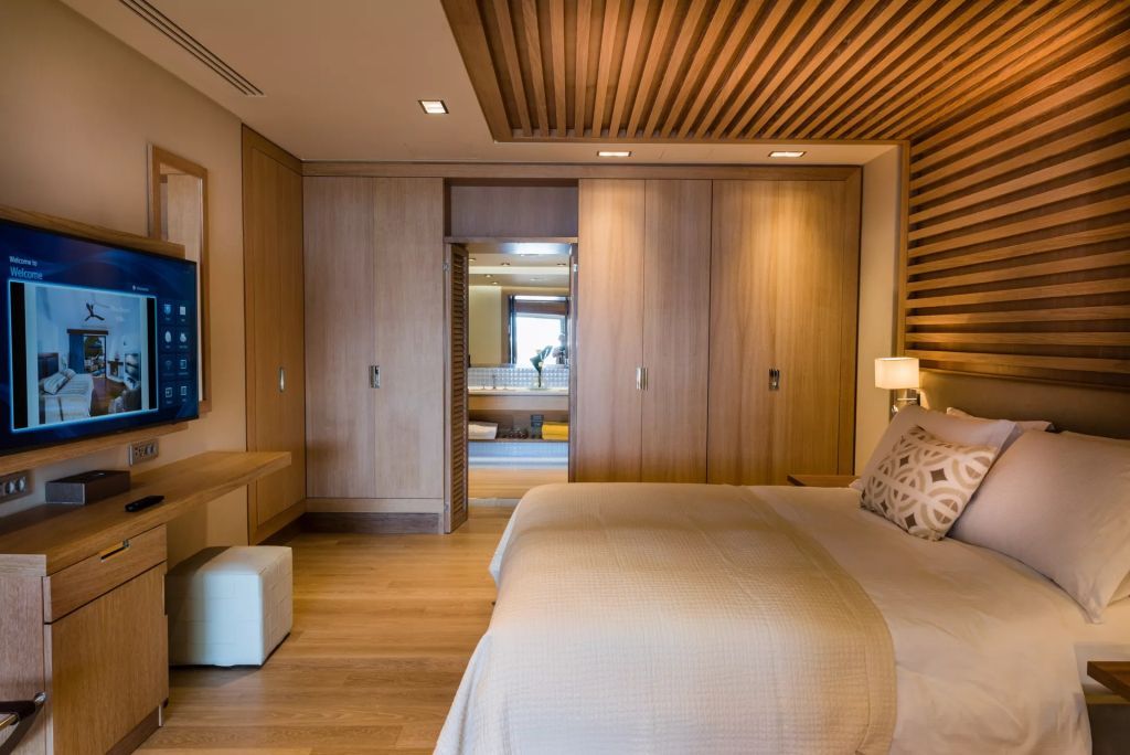 Schlafzimmer mit Holzdetails und Blick ins Badezimmer